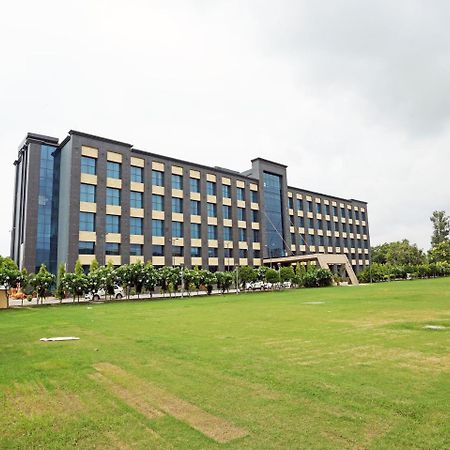 Golden Blossom Imperial Resorts Lucknow Zewnętrze zdjęcie