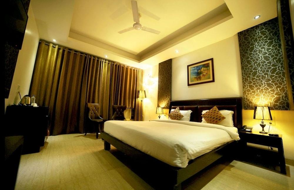Golden Blossom Imperial Resorts Lucknow Zewnętrze zdjęcie