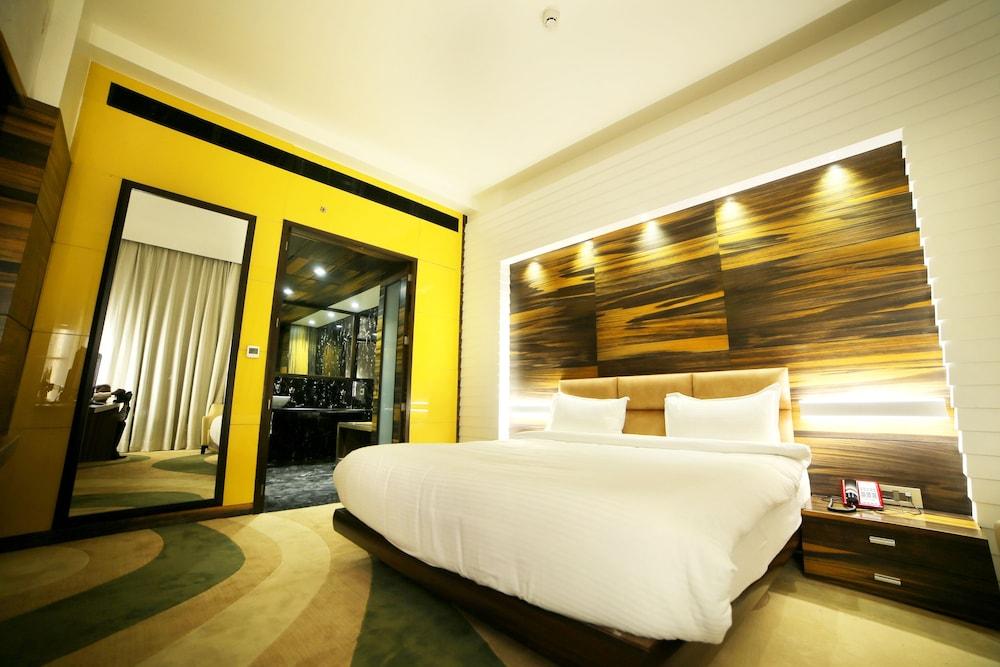 Golden Blossom Imperial Resorts Lucknow Zewnętrze zdjęcie