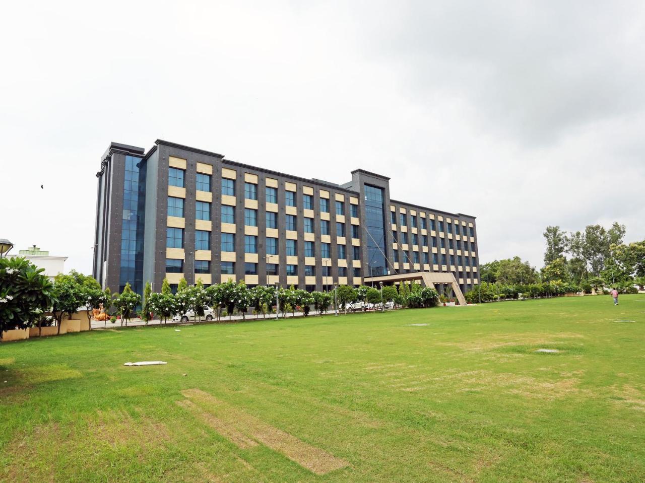 Golden Blossom Imperial Resorts Lucknow Zewnętrze zdjęcie