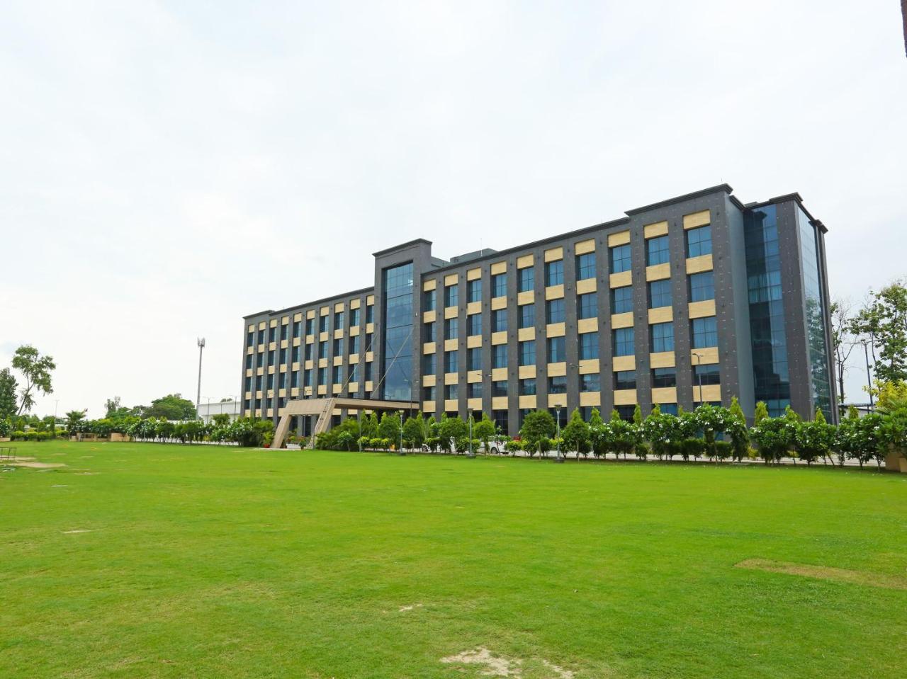 Golden Blossom Imperial Resorts Lucknow Zewnętrze zdjęcie