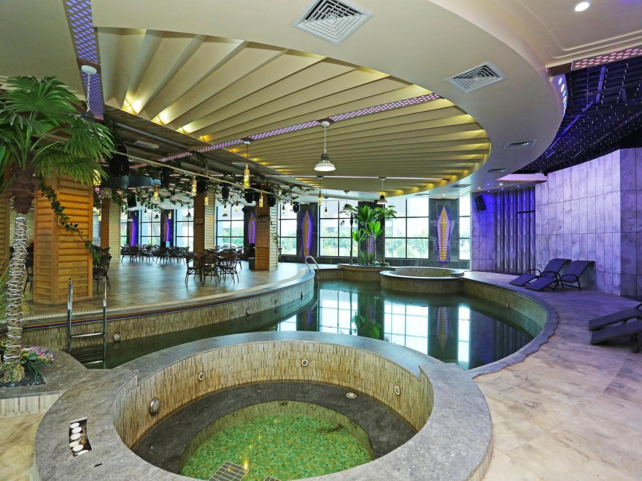 Golden Blossom Imperial Resorts Lucknow Zewnętrze zdjęcie