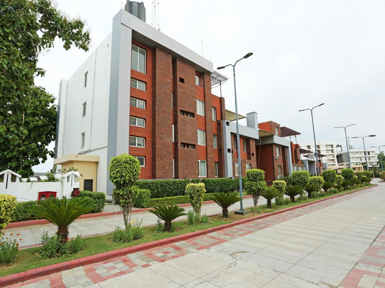 Golden Blossom Imperial Resorts Lucknow Zewnętrze zdjęcie